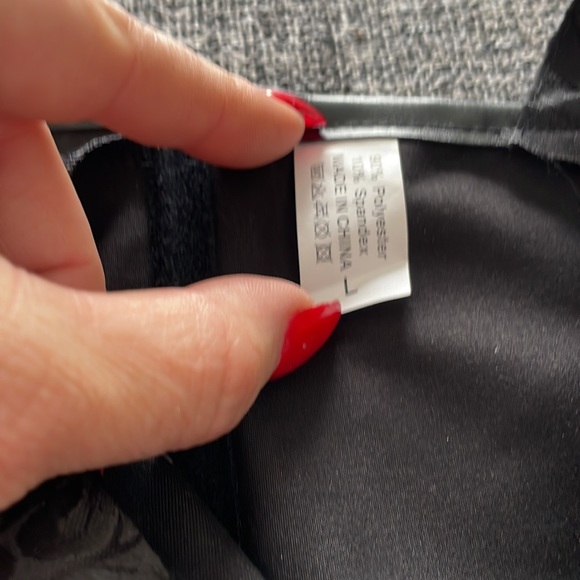 Black corset never worn fits smaller then large. - Picture 4 of 4